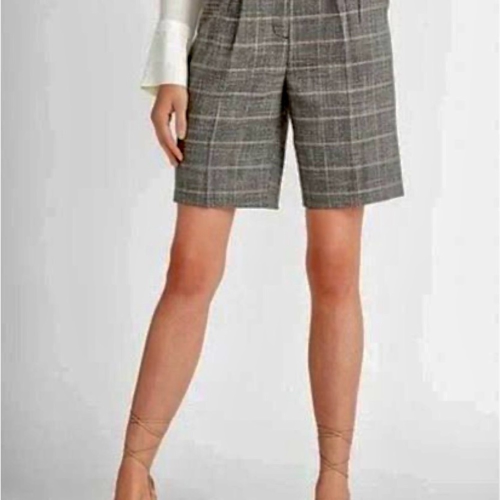 Gray Plaid Women's Shorts. Size 8, High waist with front pockets.